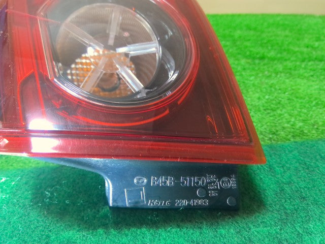 【中古】アクセラ DAA-BYEFP 右テールランプ 右ブレーキランプ