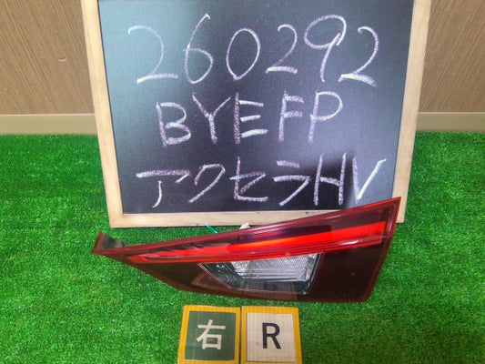 【中古】アクセラ DAA-BYEFP 右テールランプ 右フィニッシャーランプ