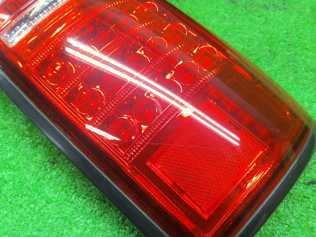 【中古】ランドクルーザー S-HDJ81V テールランプ左右セット 6M1