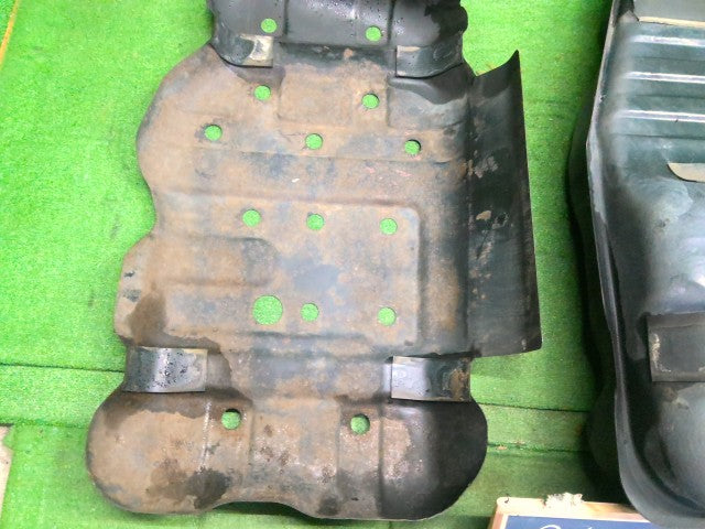 【中古】ランドクルーザー S-HDJ81V フューエルタンク 77001-69065