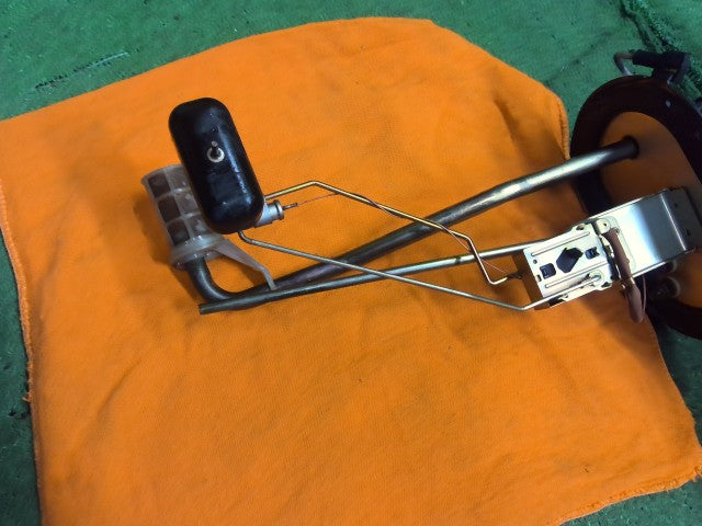 【中古】ランドクルーザー S-HDJ81V フューエルタンク 77001-69065