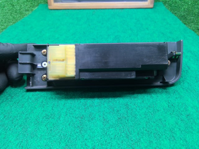 【中古】ランドクルーザー S-HDJ81V パワーウインドウスイッチ 84820-22310
