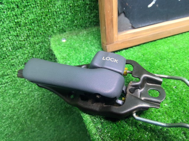 【中古】ランドクルーザー S-HDJ81V 右リアドアロックソレノイド 69330-60051