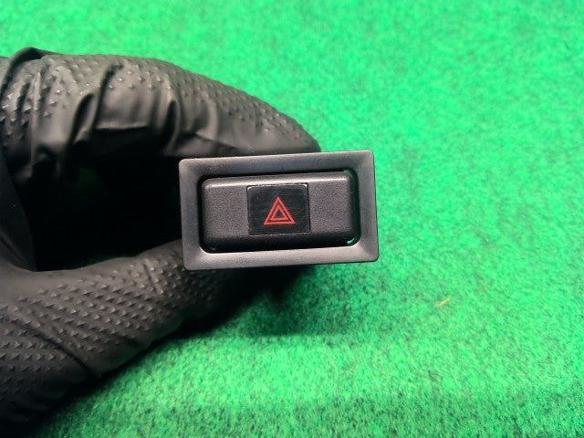 【中古】ランドクルーザー S-HDJ81V ハザードスイッチ 84332-20260