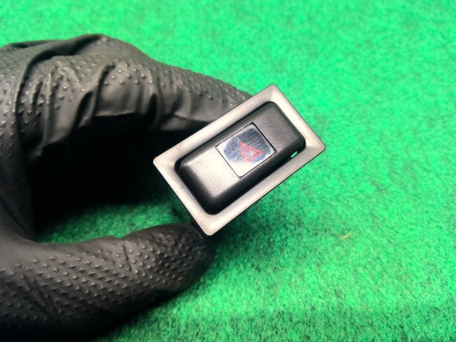【中古】ランドクルーザー S-HDJ81V ハザードスイッチ 84332-20260