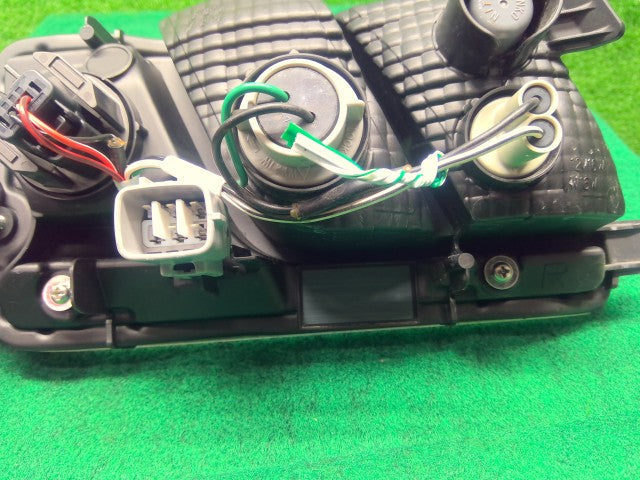 【中古】ハイゼットアトレ 3BD-S700V 右テールランプ 81551-B5120