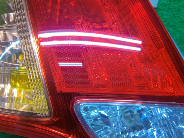 カローラアクシオ 左テールランプ DBA-NZE141 81560-12A20