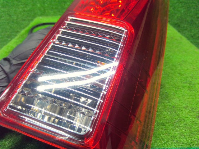【中古】オッティ DBA-H92W 右テールランプ 26550-6A01K