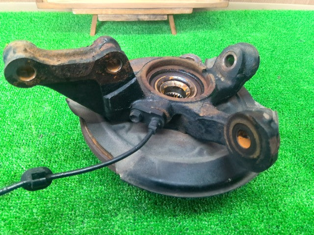 【中古】ムーヴ DBA-L185S 左フロントナックルハブ 43212-B2040