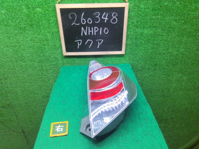 【中古】アクア DAA-NHP10 右テールランプ 81550-52A83