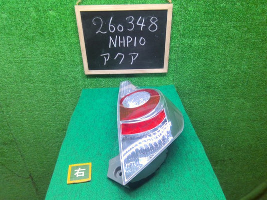 【中古】アクア DAA-NHP10 右テールランプ 81550-52A83