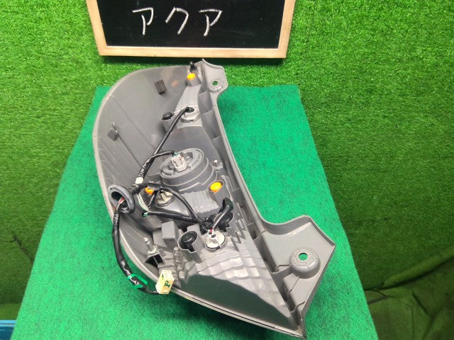 【中古】アクア DAA-NHP10 右テールランプ 81550-52A83