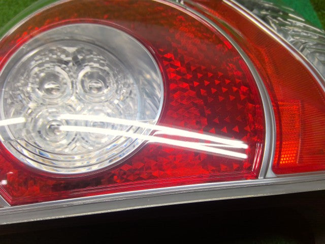 【中古】アクア DAA-NHP10 右テールランプ 81550-52A83