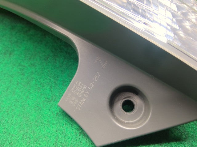 【中古】アクア DAA-NHP10 右テールランプ 81550-52A83