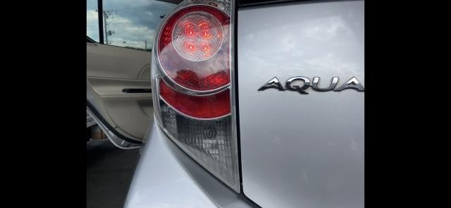 【中古】アクア DAA-NHP10 左テールランプ 81560-52693