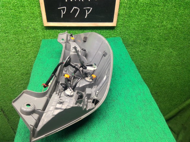 【中古】アクア DAA-NHP10 左テールランプ 81560-52693