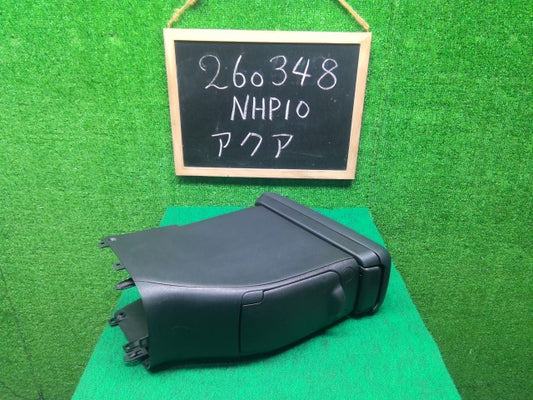 【中古】アクア DAA-NHP10 アームレスト 58905-52020-C0