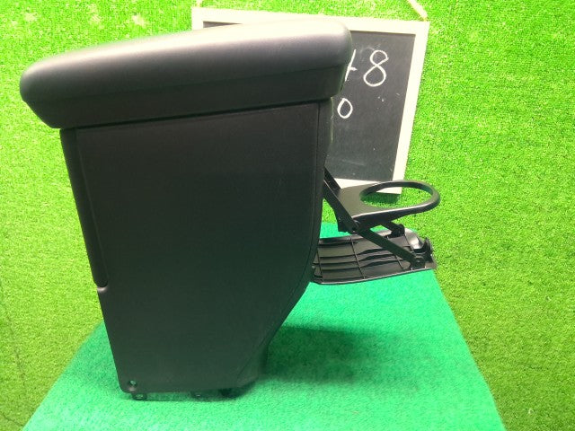 【中古】アクア DAA-NHP10 アームレスト 58905-52020-C0