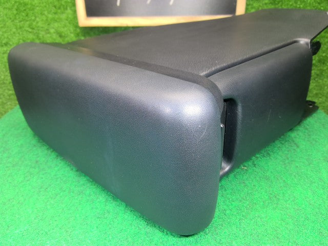 【中古】アクア DAA-NHP10 アームレスト 58905-52020-C0