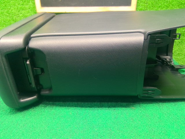 【中古】アクア DAA-NHP10 アームレスト 58905-52020-C0
