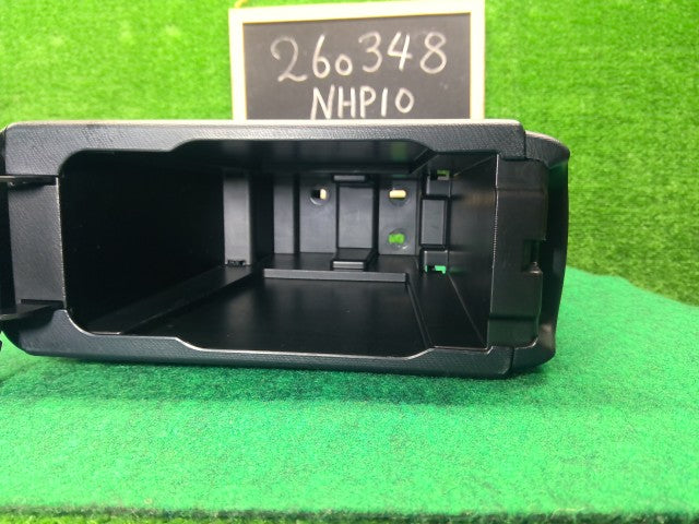 【中古】アクア DAA-NHP10 アームレスト 58905-52020-C0