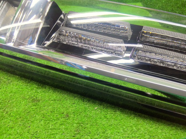 【中古】スペーシア 5AA-MK94S 右テールランプ 35650-53UA0