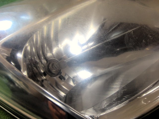 【中古】プリウス DAA-NHW20 右 ヘッドランプ