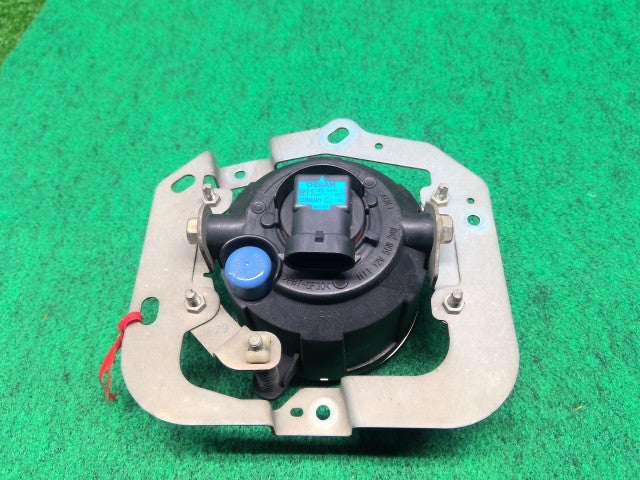 【中古】デリカＤ5 LDA-CV1W 左フォグランプ 8321A486