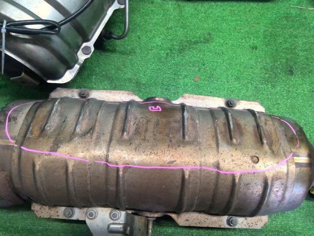 【中古】デリカＤ5 LDA-CV1W 触媒 キャタライザー