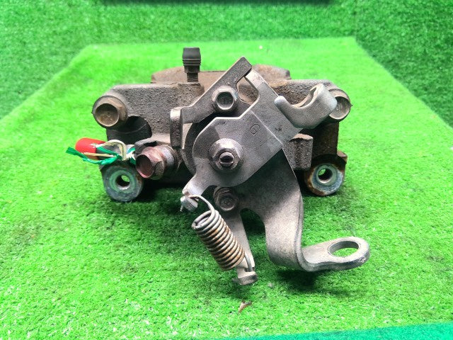 【中古】デリカＤ5 LDA-CV1W 右リアキャリパー 4605B650