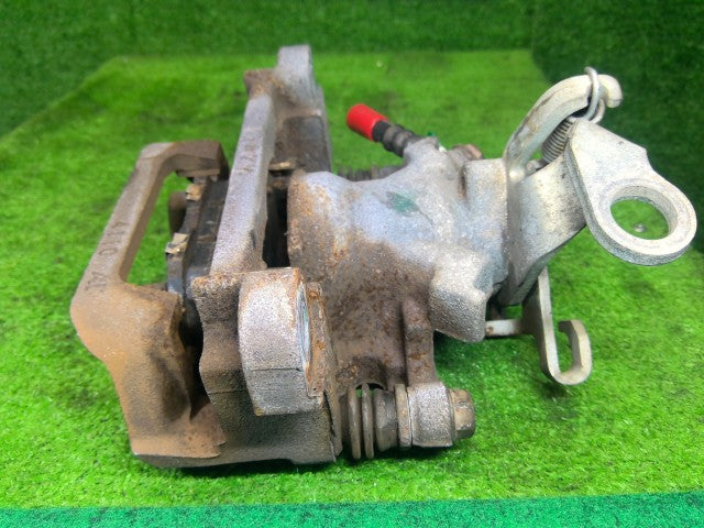 【中古】デリカＤ5 LDA-CV1W 右リアキャリパー 4605B650