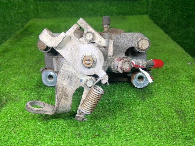 【中古】デリカＤ5 LDA-CV1W 左リアキャリパー 4605B649