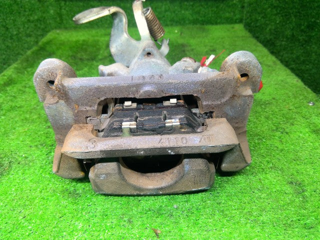 【中古】デリカＤ5 LDA-CV1W 左リアキャリパー 4605B649