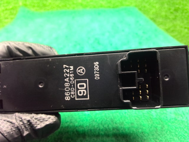 【中古】デリカＤ5 LDA-CV1W パワーウインドウスイッチ 8608A227