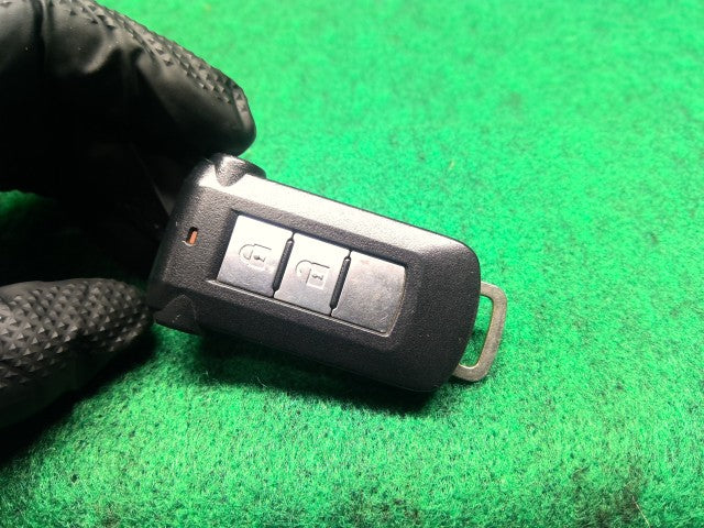 【中古】デリカＤ5 LDA-CV1W キーレスリモコン 8637A442