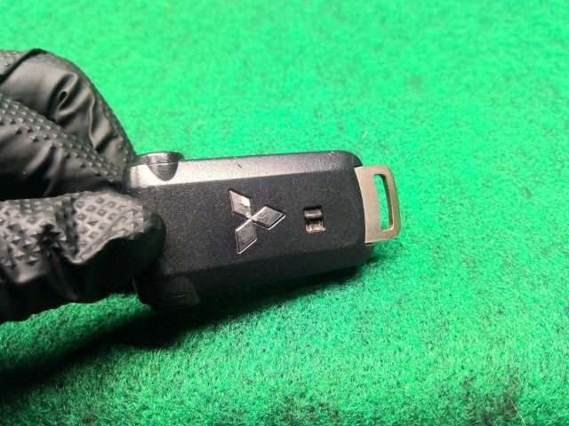 【中古】デリカＤ5 LDA-CV1W キーレスリモコン 8637A442