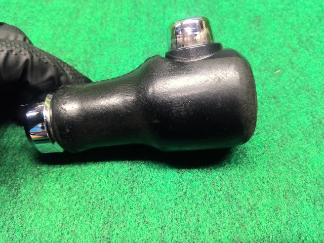 【中古】デリカＤ5 LDA-CV1W シフトノブ 2410A016
