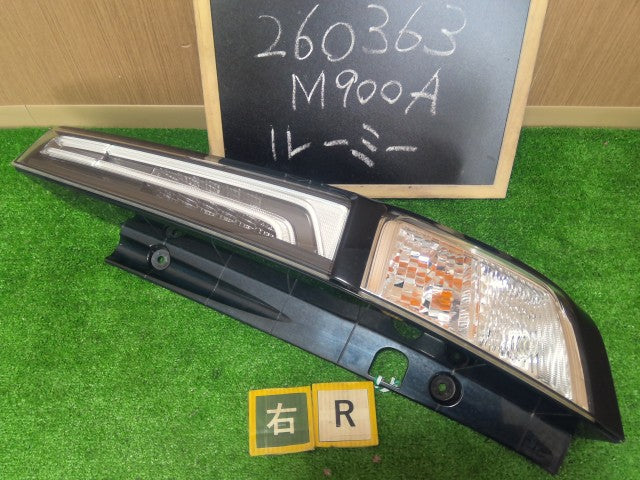 【中古】ルーミー 5BA-M900A 右テールランプ 右ブレーキランプ
