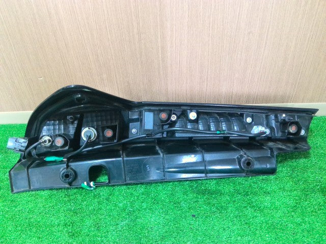 【中古】ルーミー 5BA-M900A 右テールランプ 右ブレーキランプ