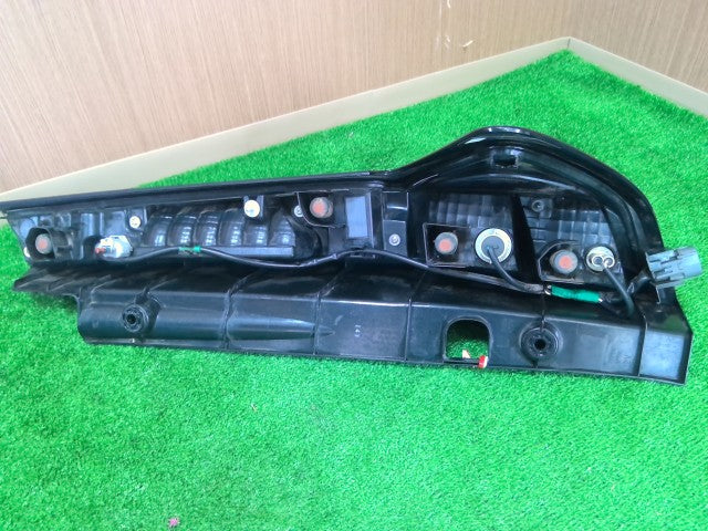 【中古】ルーミー 5BA-M900A 左テールランプ 左ブレーキランプ