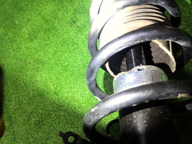 【中古】ルーミー 5BA-M900A 左フロントストラット ハブ