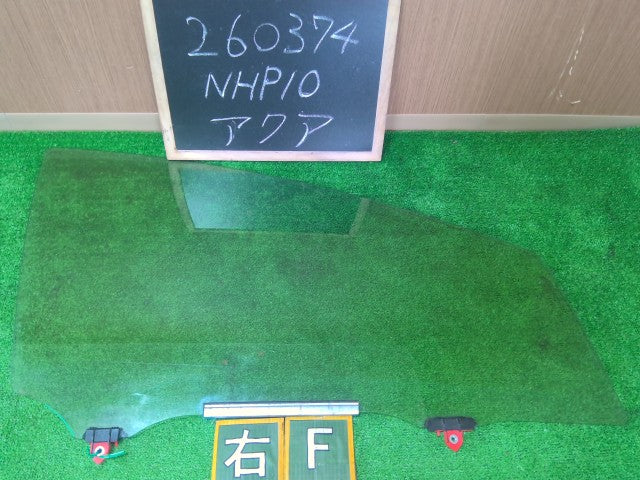 【中古】アクア DAA-NHP10 右フロントドアガラス 運転席ドアガラス