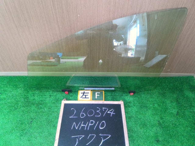 【中古】アクア DAA-NHP10 左フロントドアガラス 助手席