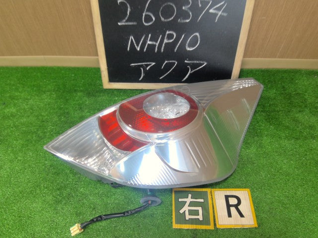 【中古】アクア DAA-NHP10 右テールランプ 右ブレーキランプ