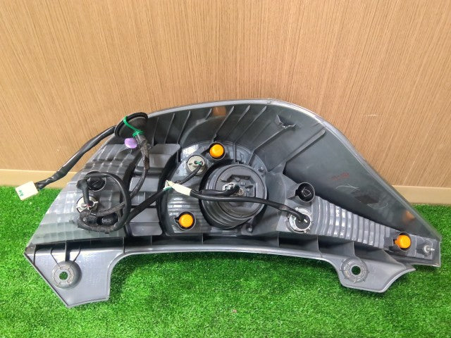 【中古】アクア DAA-NHP10 右テールランプ 右ブレーキランプ