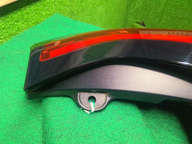 アクア 右テールランプ 6AA-MXPK16 81551-52F40