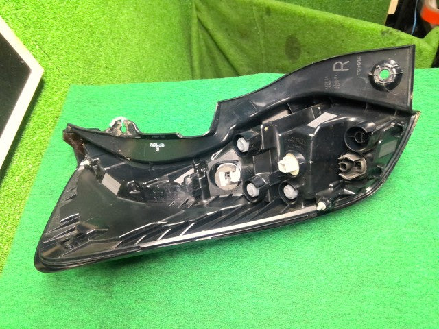 アクア 右テールランプ 6AA-MXPK16 81551-52F40