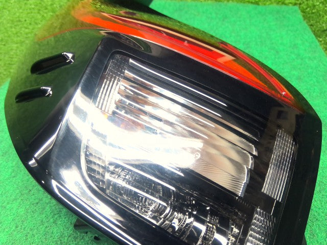 アクア 左テールランプ 6AA-MXPK16 81561-52F40