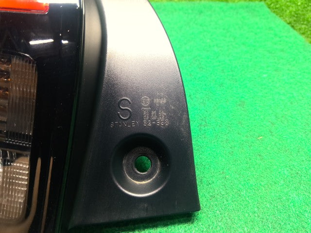 アクア 左テールランプ 6AA-MXPK16 81561-52F40