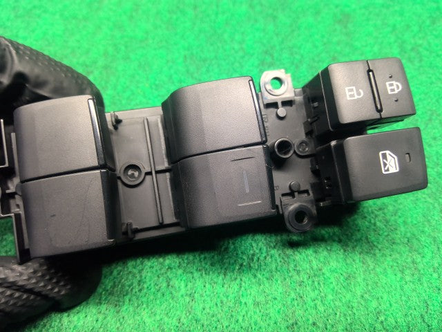 アクア パワーウインドウスイッチ 6AA-MXPK16 84040-52060